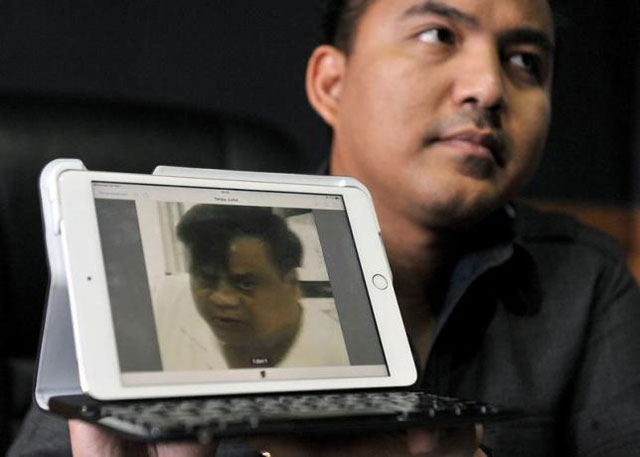 police commissioner reinhard nainggolan shows a photo of suspected indian gangster rajendra nikalje widely known as chhota rajan during a news conference in denpasar police office on october 27 2015 in this picture taken by antara foto photo reuters
