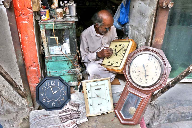 a only clockmaker in bazaar i hakiman displays his work at his shop in bhati gate top bhatti gate in uc 37 photos shafiq express