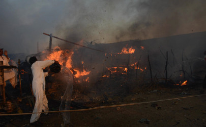 five killed as fire engulfs makeshift huts in karachi