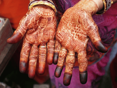 muslim women in india decorate palms of hindu women for karwa chauth muslim women in india decorate palms of hindu women for karwa chauth