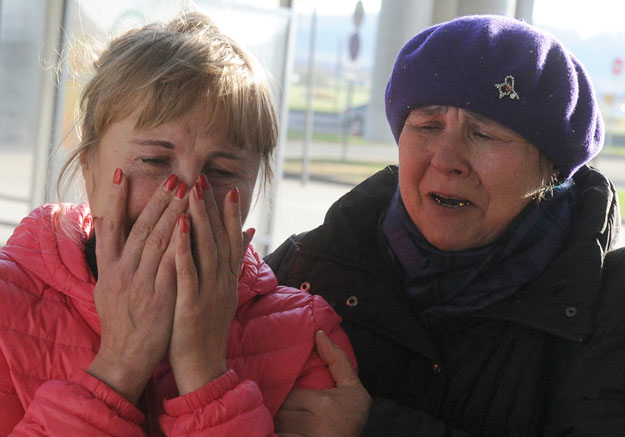 relatives react at pulkovo international airport outside saint petersburg after a russian plane with 224 people on board crashed in a mountainous part of egypt 039 s sinai peninsula on october 31 2015 photo afp