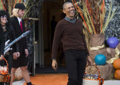 obamas welcome trick or treaters at annual halloween event
