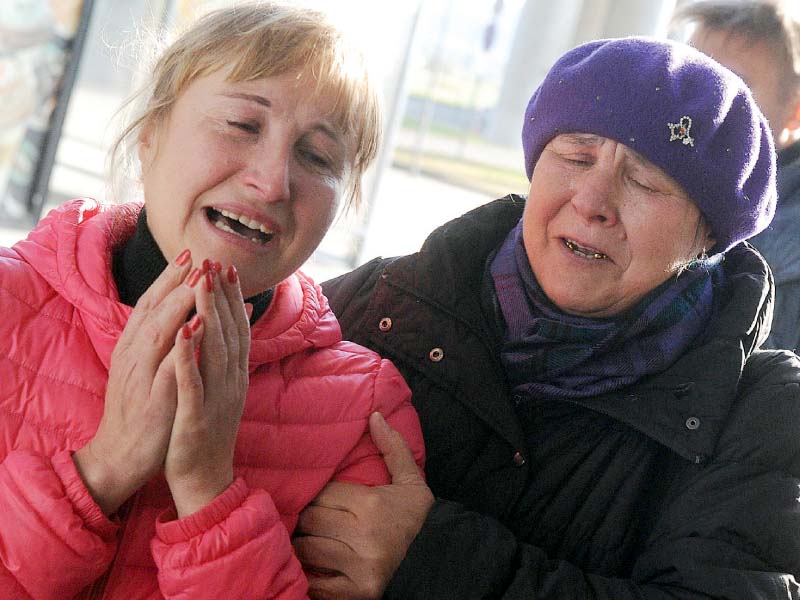 relatives mourn at pulkovo international airport outside saint petersburg after a russian plane crashed in a mountainous part of egypt s sinai peninsula photo afp