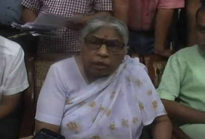 indian minister kicks teenager who asked her for alms