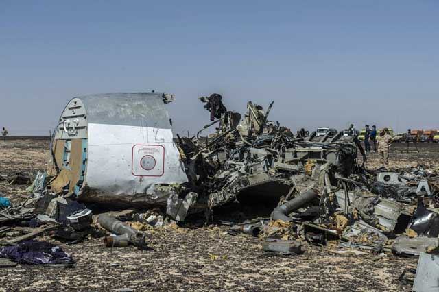 debris of the a321 russian airliner lie on the ground a day after the plane crashed in wadi al zolomat a mountainous area in egypt 039 s sinai peninsula on november 1 2015 international investigators began probing why the russian airliner carrying 224 people crashed in the sinai peninsula killing everyone on board as rescue workers widened their search for missing victims photo afp