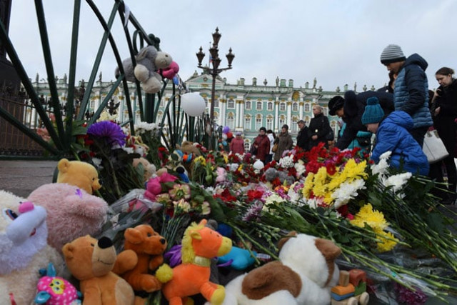 people place flowers at dvortsovaya square in central st petersburg on november 2 2015 in memory of the victims of a jetliner crash photo afp people place flowers at dvortsovaya square in central st petersburg on november 2 2015 in memory of the victims of a jetliner crash photo afp