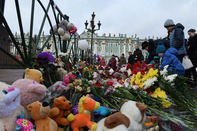 people place flowers at dvortsovaya square in central st petersburg on november 2 2015 in memory of the victims of a jetliner crash photo afp