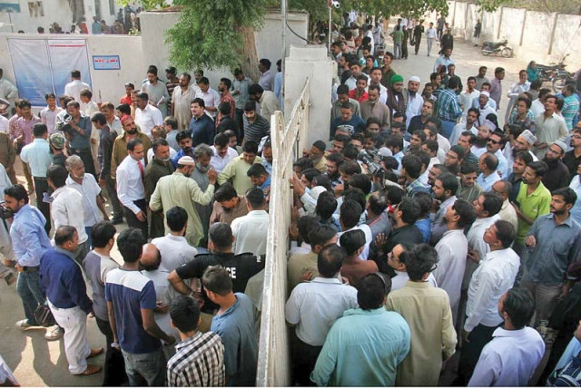 the licence branch at nazimabad closed its gates to the public as hundreds thronged to the office to apply for their licences in the wake of the traffic police s warning photo online the licence branch at nazimabad closed its gates to the public as hundreds thronged to the office to apply for their licences in the wake of the traffic police s warning photo online