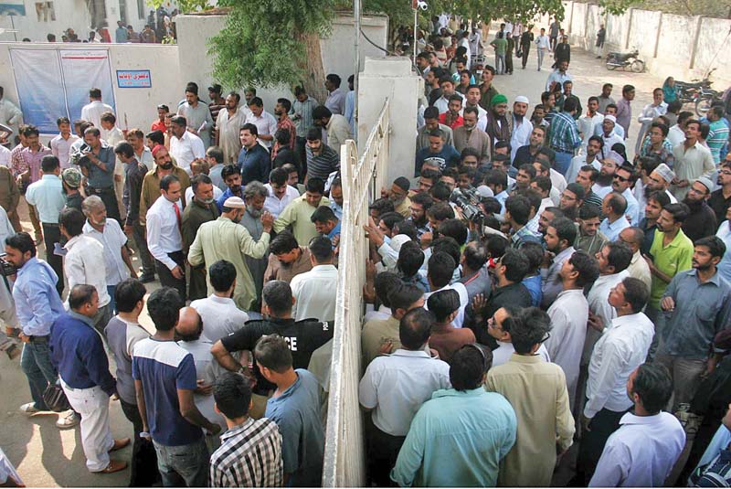 the licence branch at nazimabad closed its gates to the public as hundreds thronged to the office to apply for their licences in the wake of the traffic police s warning photo online