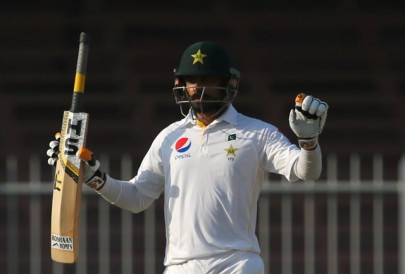 hafeez leads pakistan s fightback in final test