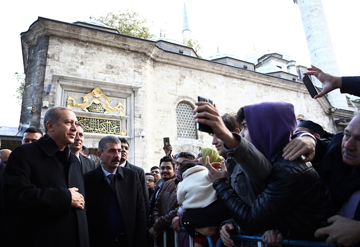 president erdogan l speaking to supporters after morning prayers at eyup sultan mosque in istanbul on 2 november 2015 after akp 039 s sweeping win in recent elections photo afp