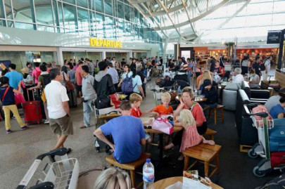 bali flights grounded after ash cloud closes airport