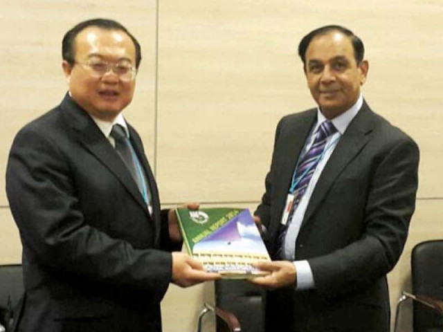 chaudhry presents nab s yearbook to liu photo express