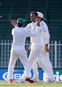 3rd test malik s double helps pakistan hold stronger fort against england