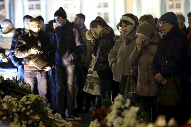 people mourn as they arrive at dvortsovaya square to commemorate victims of the air crash in egypt in st petersburg russia november 3 2015 photo reuters