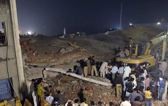 army soldiers and rescuers search the victims in the rubble of a collapsed factory on the outskirts of lahore on november 4 2015 photo afp
