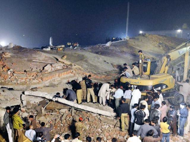 a crane operated by bahria town takes part in rescue efforts photo express a crane operated by bahria town takes part in rescue efforts photo express