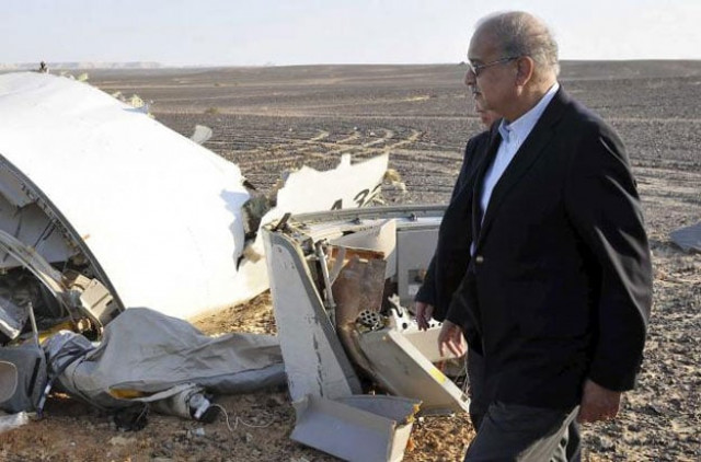 egypt 039 s prime minister sherif ismail looks at the remains of a plane crash at the desert in central sinai near el arish city north egypt october 31 2015 photo afp egypt 039 s prime minister sherif ismail looks at the remains of a plane crash at the desert in central sinai near el arish city north egypt october 31 2015 photo afp