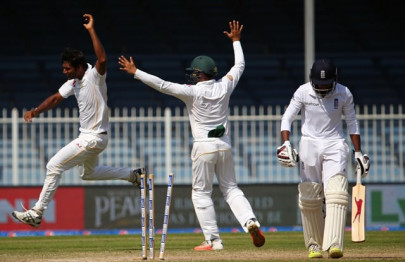 cook fights alone as pakistan eye victory