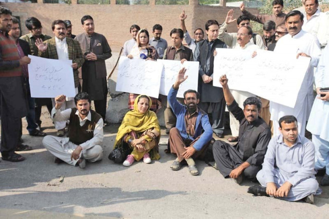 khyber union of journalists protest at peshawar press club photo express khyber union of journalists protest at peshawar press club photo express