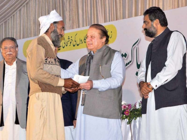 pm nawaz hands out a cheque to a farmer in sialkot photo app pm nawaz hands out a cheque to a farmer in sialkot photo app