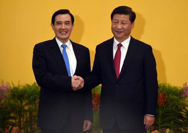 chinese president xi jinping r shakes hands with taiwan president ma ying jeou before their meeting at shangrila hotel in singapore on november 7 2015 photo afp chinese president xi jinping r shakes hands with taiwan president ma ying jeou before their meeting at shangrila hotel in singapore on november 7 2015 photo afp