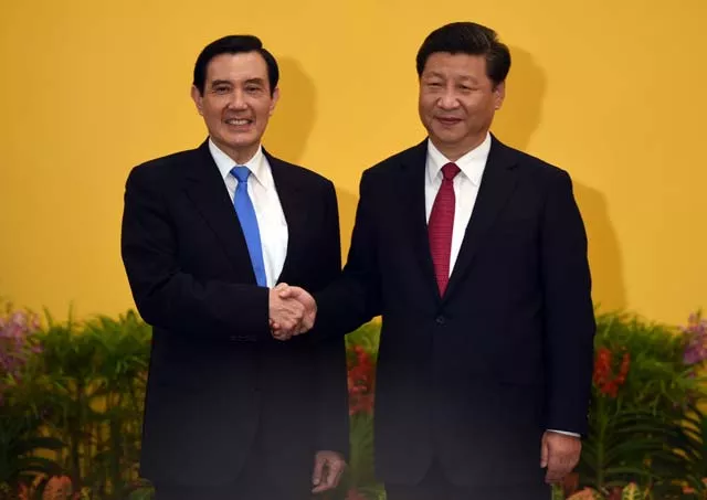 chinese president xi jinping r shakes hands with taiwan president ma ying jeou before their meeting at shangrila hotel in singapore on november 7 2015 photo afp chinese president xi jinping r shakes hands with taiwan president ma ying jeou before their meeting at shangrila hotel in singapore on november 7 2015 photo afp