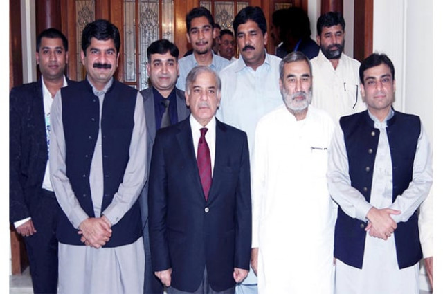 group photo of cm punjab and newly elected mna riaz ul haq photo inp group photo of cm punjab and newly elected mna riaz ul haq photo inp