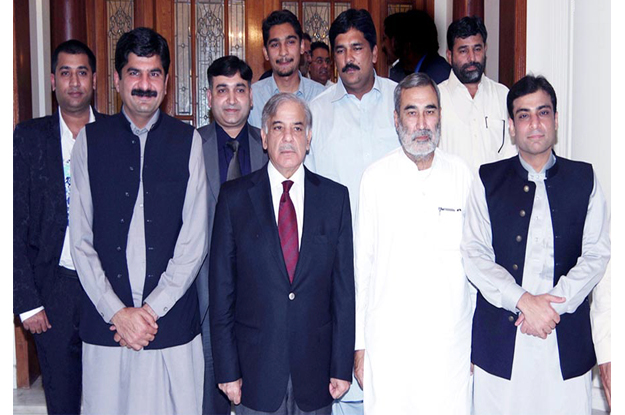 group photo of cm punjab and newly elected mna riaz ul haq photo inp