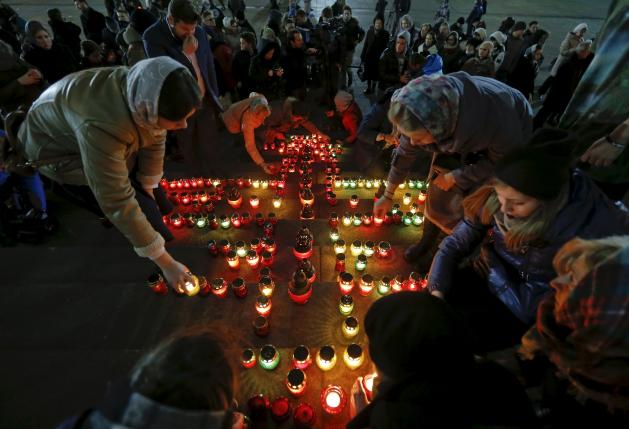 people arrange candles to make a cross to commemorate 224 victims of a russian airliner which crashed in egypt on the stairs of the christ the saviour cathedral in moscow russia november 1 2015 photo reuters