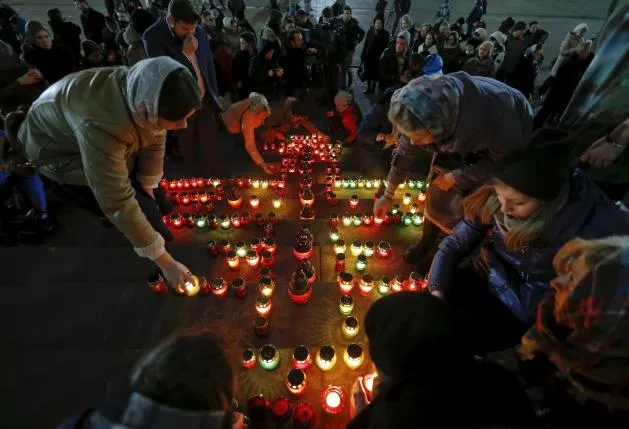 people arrange candles to make a cross to commemorate 224 victims of a russian airliner which crashed in egypt on the stairs of the christ the saviour cathedral in moscow russia november 1 2015 photo reuters people arrange candles to make a cross to commemorate 224 victims of a russian airliner which crashed in egypt on the stairs of the christ the saviour cathedral in moscow russia november 1 2015 photo reuters