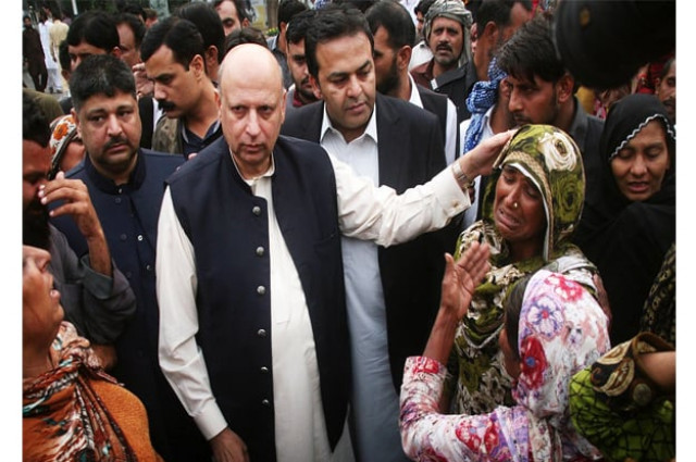 pti punjab organiser chaudhry sarwar offering his condolences to the relatives of the worker photo online pti punjab organiser chaudhry sarwar offering his condolences to the relatives of the worker photo online