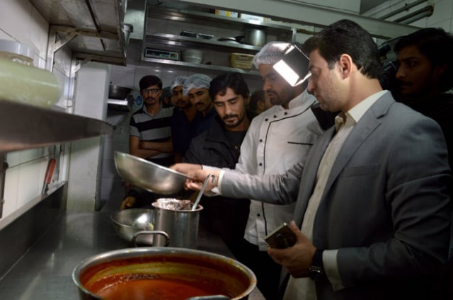 islamabad administration while conducting a raid in kohsar market checking eatries photo express islamabad administration while conducting a raid in kohsar market checking eatries photo express