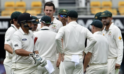umpire blunder as aussies crush kiwis