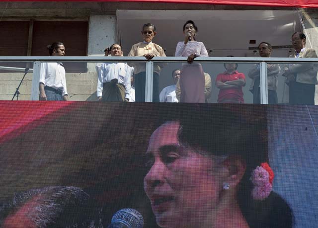 myanmar opposition leader aung san suu kyi centre r delivers a speech on the balcony of the national league of democracy nld headquarters in yangon on november 9 2015 photo afp