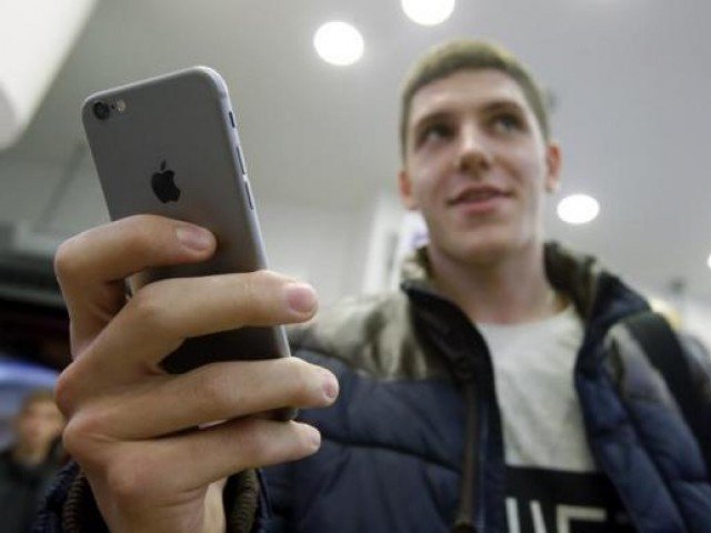 a customer holds the newly released iphone 6 at a mobile phone shop in moscow september 26 2014 photo reuters