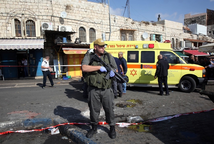 israeli security forces stand guard at the site of stabbing attack by an alleged palestinian assailant at damascus gate the main entrance to jerusalem 039 s old city on november 10 2015 photo afp