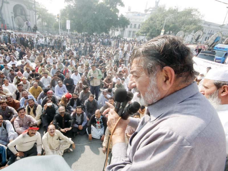 khurshid ahmed addressing workers at wednesday s demonstration on the mall lahore photo abid nawaz express