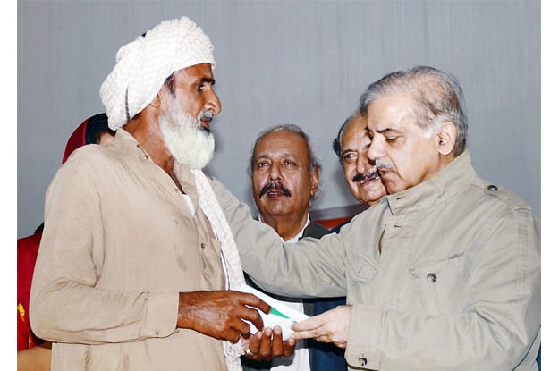 shahbaz sharif distributing cheques among farmers in sahiwal photo nni