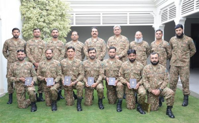 uk war games gen raheel lauds army team s victory uk war games gen raheel lauds army team s victory