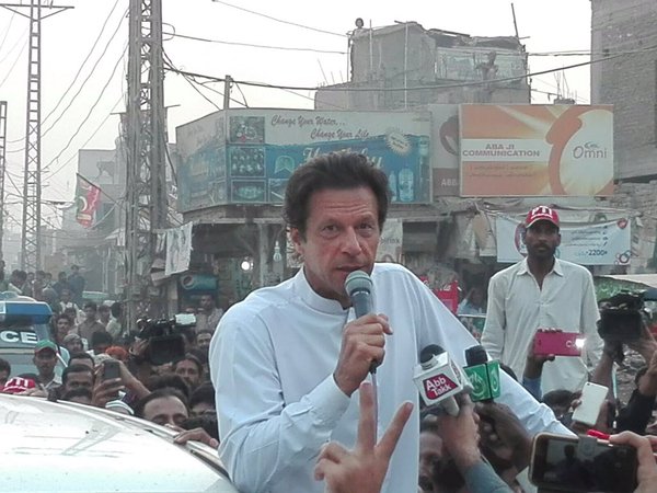 pakistan tehreek e insaf chairman imran khan addresses party workers in hyderabad on november 12 2015 photo pti