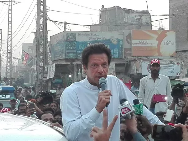 pakistan tehreek e insaf chairman imran khan addresses party workers in hyderabad on november 12 2015 photo pti pakistan tehreek e insaf chairman imran khan addresses party workers in hyderabad on november 12 2015 photo pti