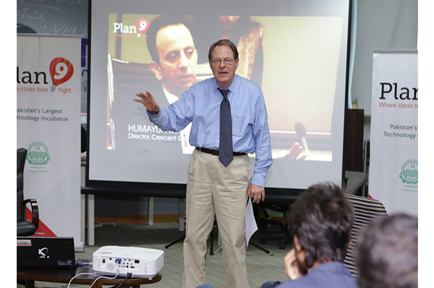 mr ken morse chairman amp ceo entrepreneurship ventures inc talking to entrepreneurs at plan 9 photo fb com technologyreview pk