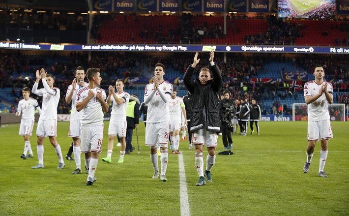 hungarian players celebrate with the fans after the first leg play off qualifier football match for the uefa 2016 european championship in france on novemebr 12 2016 in oslo norway photo afp