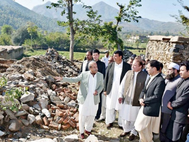 k p governor sardar mehtab briefs pm nawaz sharif about earthquake damage photo inp k p governor sardar mehtab briefs pm nawaz sharif about earthquake damage photo inp