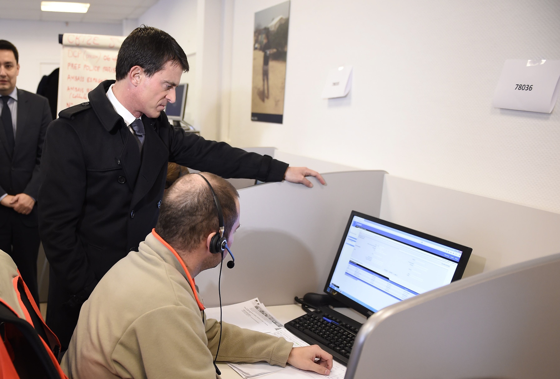 french prime minister manuel valls visits the prime ministry 039 s crises center in paris on november 15 2015 following a series of attacks in the capital earlier in the week photo afp