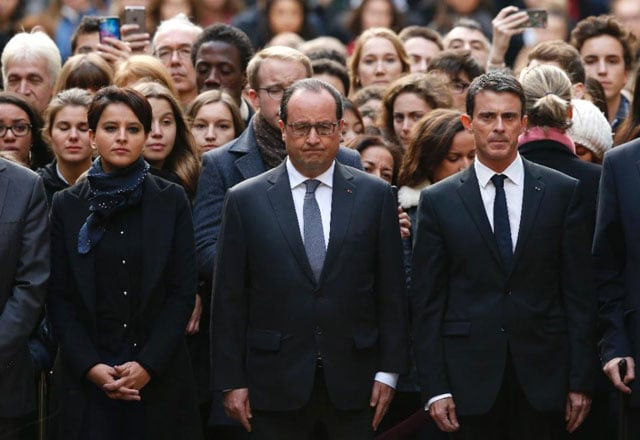 french president francois hollande centre observes a minute of silence in the courtyard of the sorbonne university in paris on november 16 2015 photo afp french president francois hollande centre observes a minute of silence in the courtyard of the sorbonne university in paris on november 16 2015 photo afp