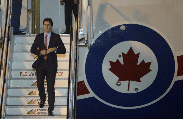 canada 039 s prime minister justin trudeau disembarks from his plane upon his arrival at the airport to attend the asia pacific economic cooperation apec summit in manila on november 17 2015 photo afp