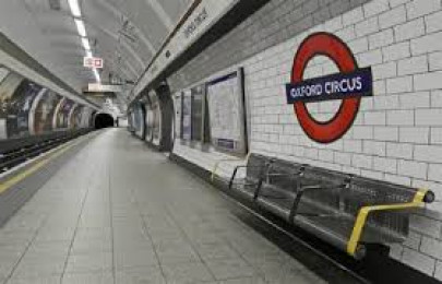 commuter defends young muslim girl from attack on london tube
