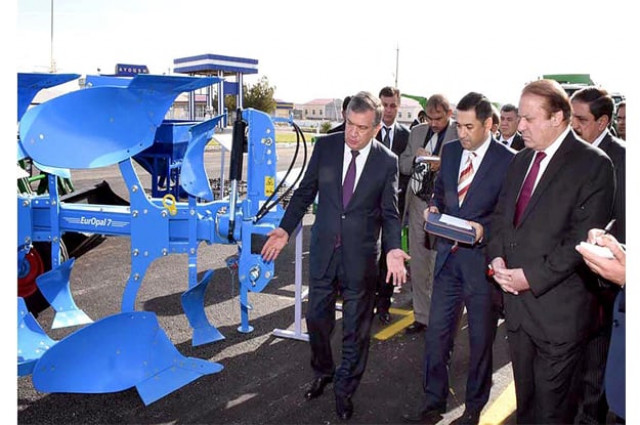 pm nawaz sharif visiting heavy machinery exhibition in samarqand photo app pm nawaz sharif visiting heavy machinery exhibition in samarqand photo app